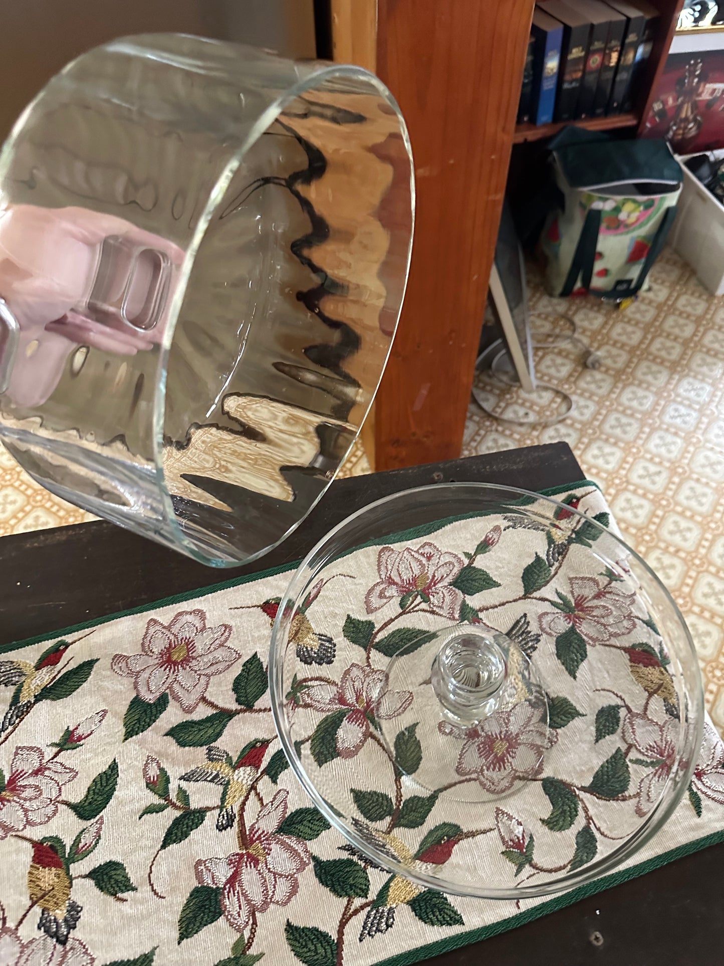 Glass cake stand