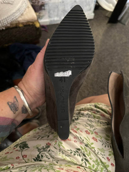 Ankle Boots – Olive – Thin Heel – Size 8 (pair)