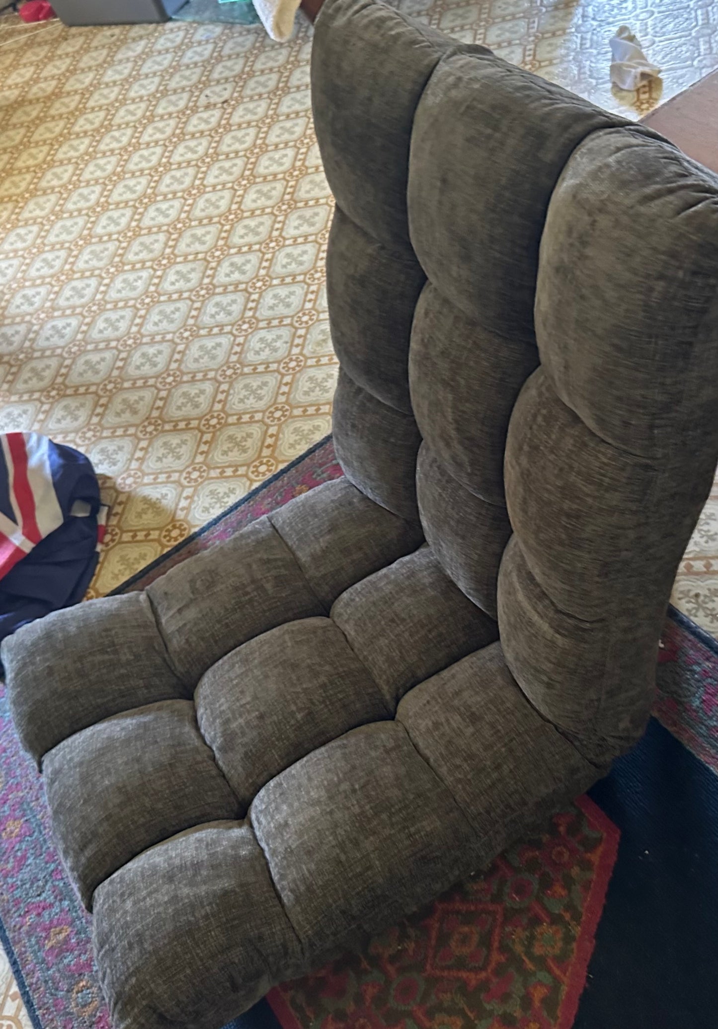 Adjustable tuffted floor chair