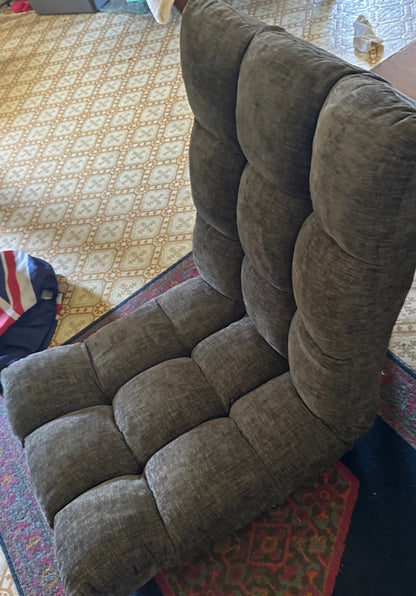 Adjustable tuffted floor chair