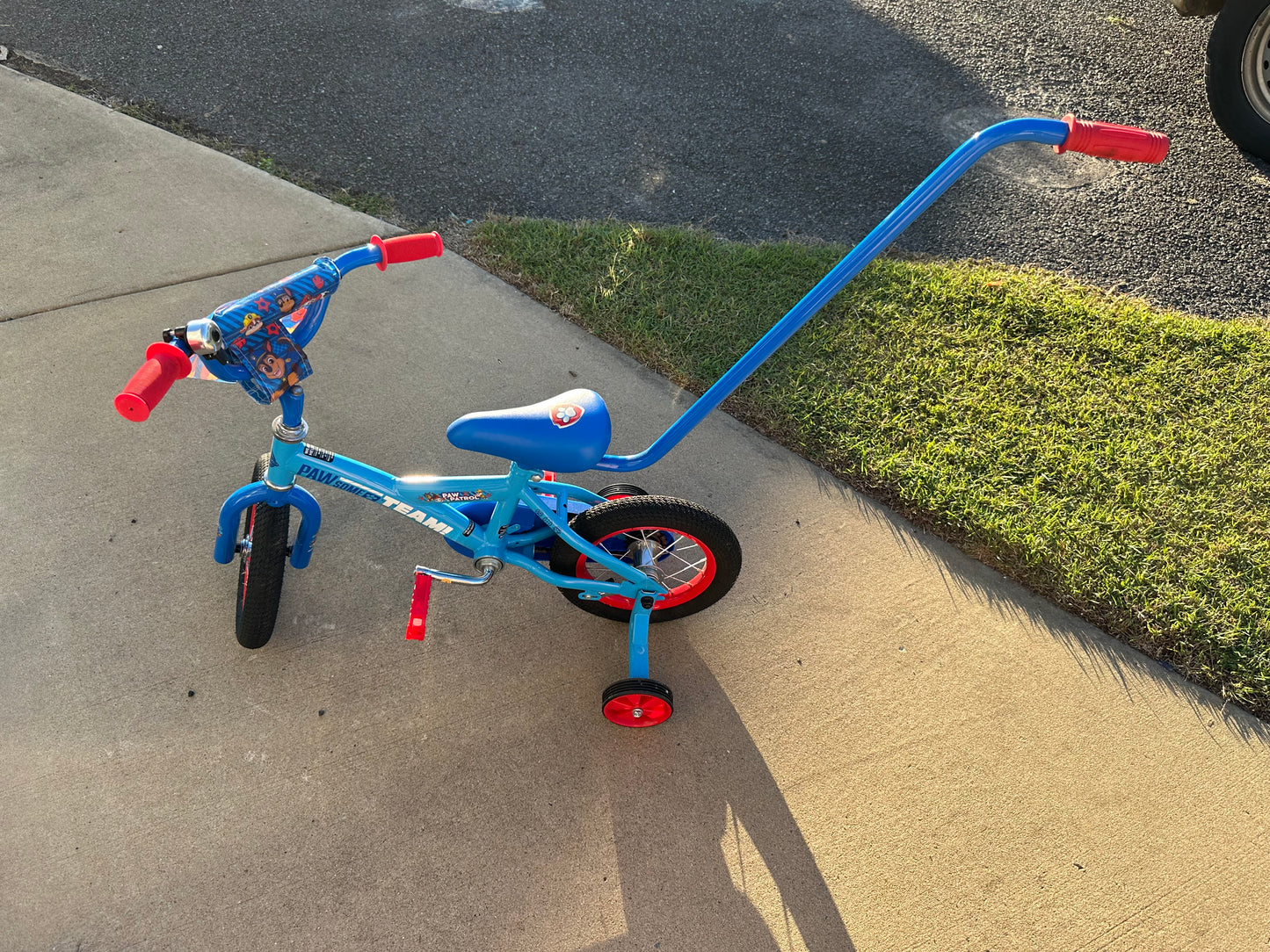 Paw patrol bike with removable parent handle