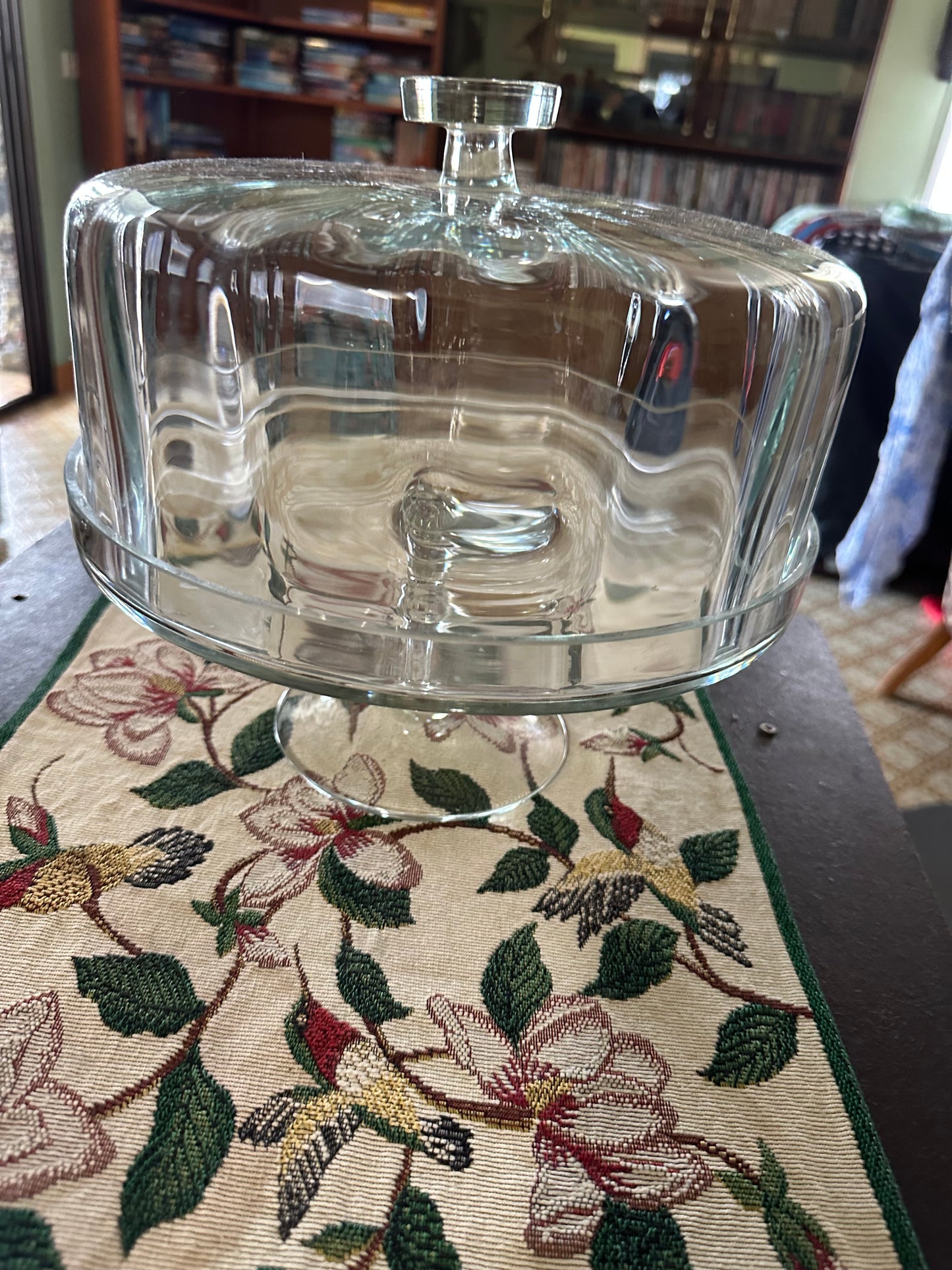Glass cake stand