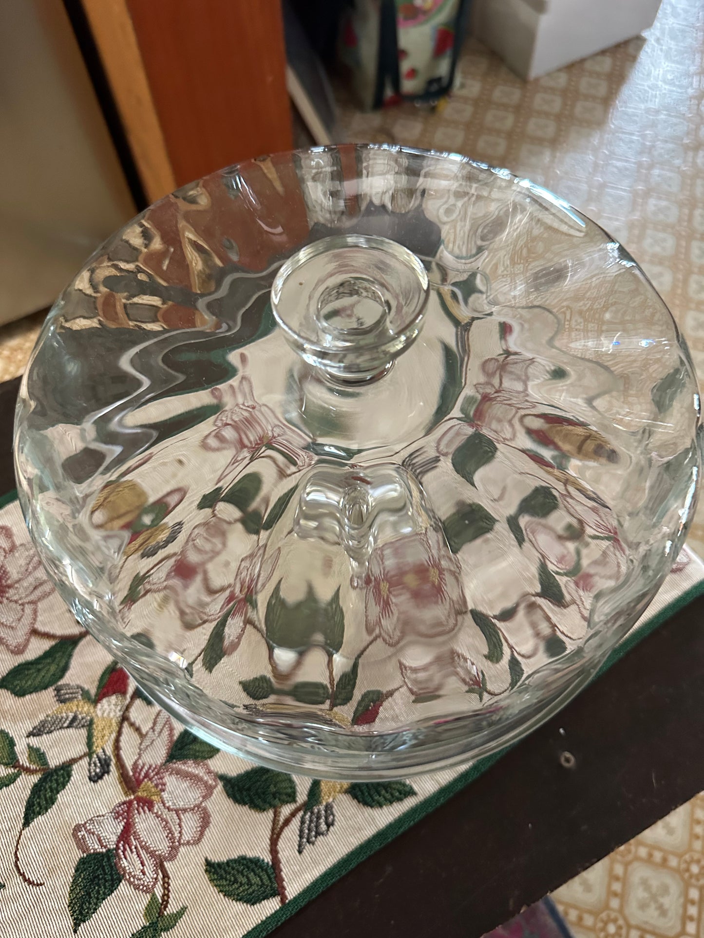 Glass cake stand