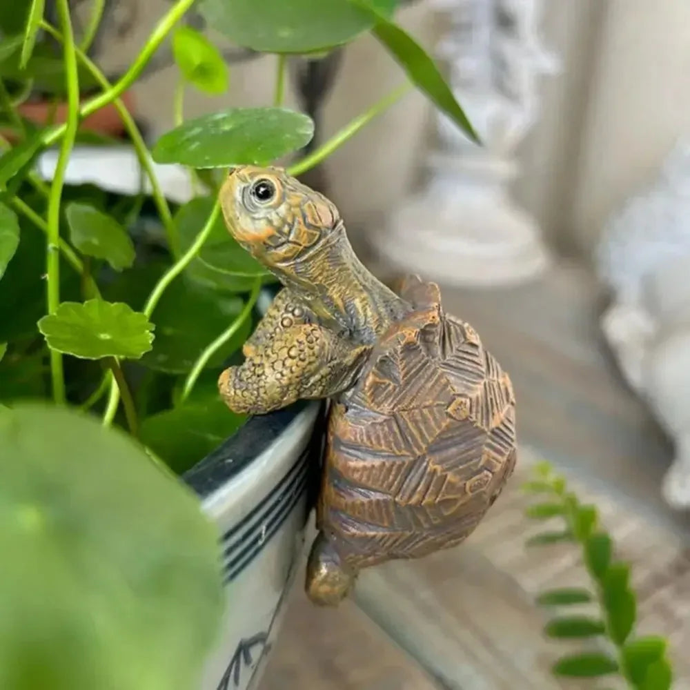 Planter Figurine,  Gecko Hanging -